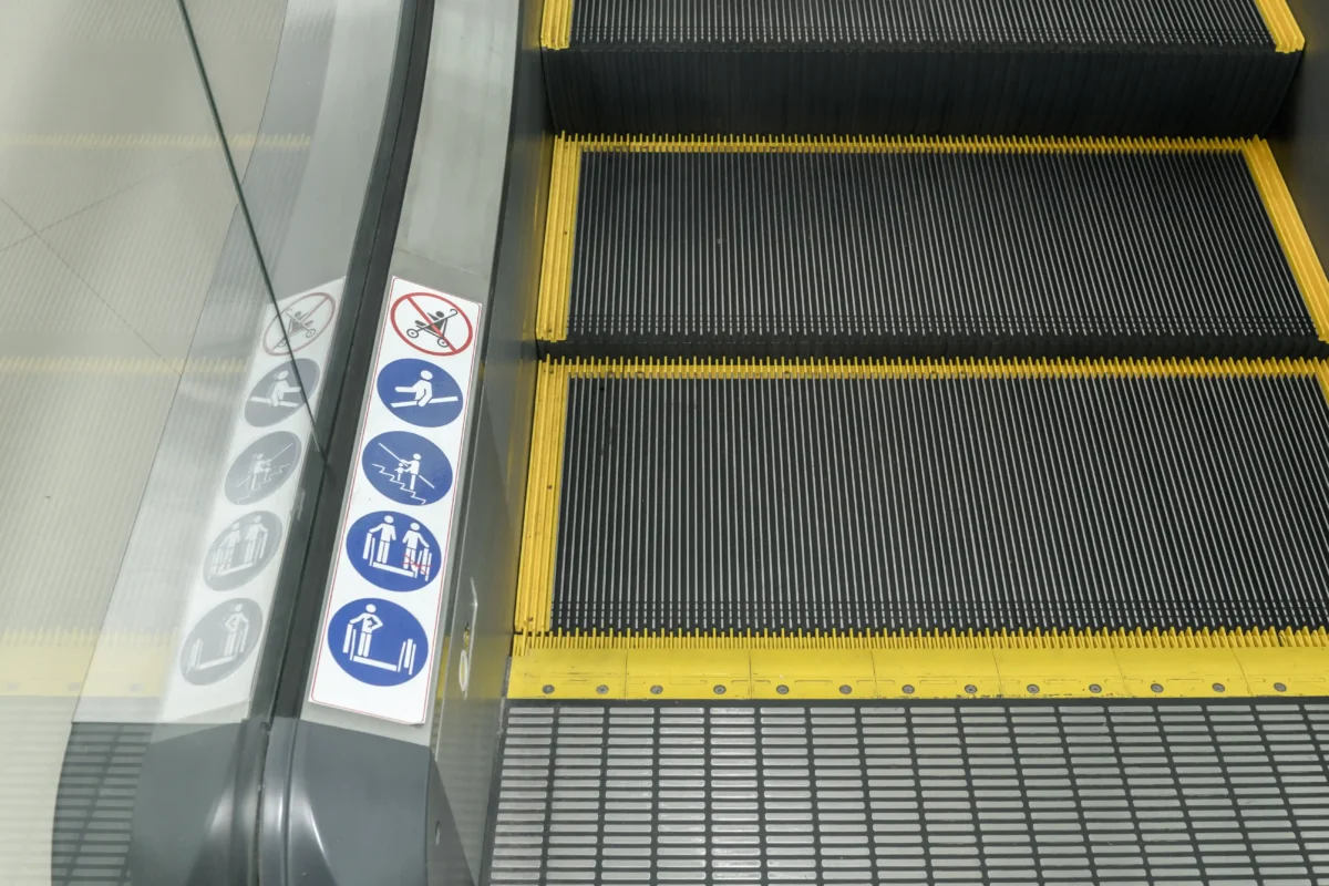 ความปลอดภัยในการใช้งานบันไดเลื่อน,บันไดเลื่อน,escalator,บันไดเลื่อน hyundai,บันไดเลื่อน ฮุนได,hyundai escalator,วัสดุก่อสร้าง,loxcons,lox cons,loxley,lox lift,lift